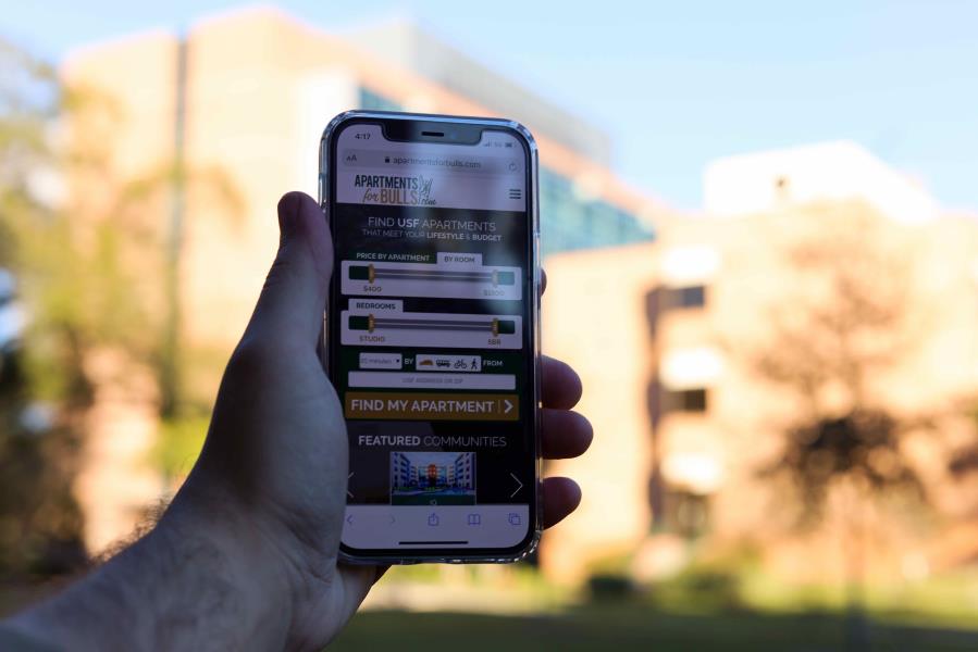 Student using ApartmentsForBulls on USF Campus